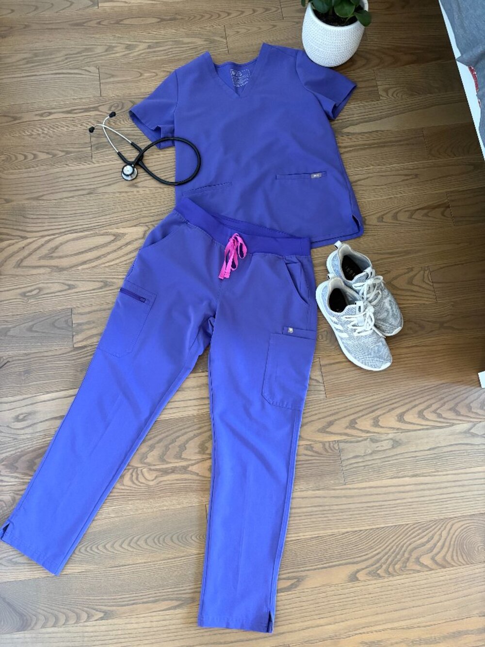 FIGS scrubs set in Amethyst, in excellent condition